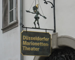 Eingang Palais Wittgenstein mit Theaterschild